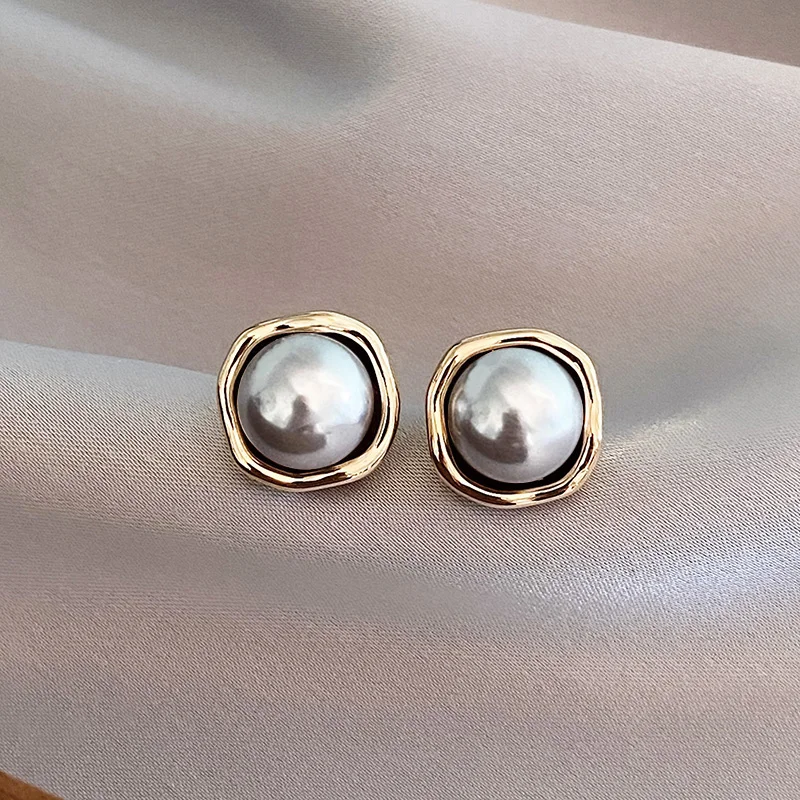 Dôme Gris | Boucles d'oreilles dorées avec perle grise – Vue 01