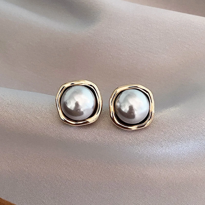 Dôme Gris | Boucles d'oreilles dorées avec perle grise – Vue 01