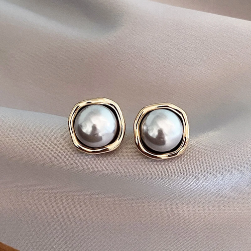 Dôme Gris | Boucles d'oreilles dorées avec perle grise – Vue 01