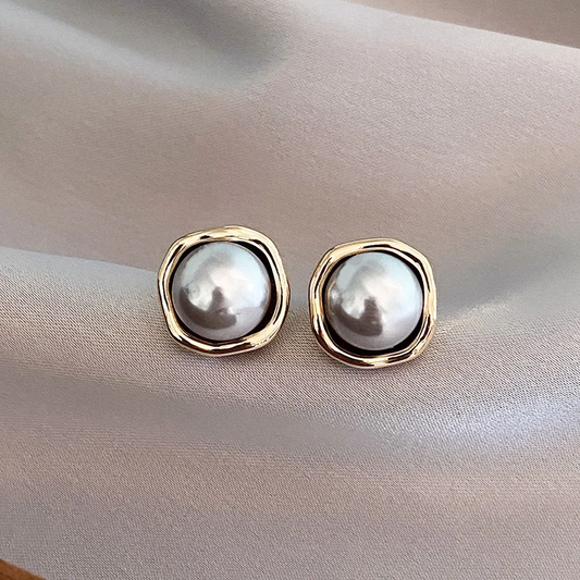 Dôme Gris | Boucles d'oreilles dorées avec perle grise – Vue 01