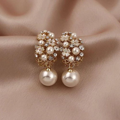 Floraison Perlée | Boucles d'oreilles fleurs avec perles blanches – Vue 01