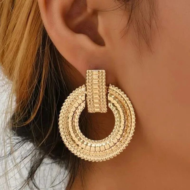 Anneau Portail | Boucles d'oreilles dorées avec anneau rond texturé – Vue 01
