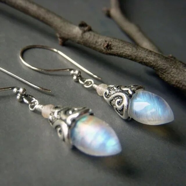 Goutte de Lune | Boucles d'oreilles argentées avec pierre claire aux reflets – Vue 01