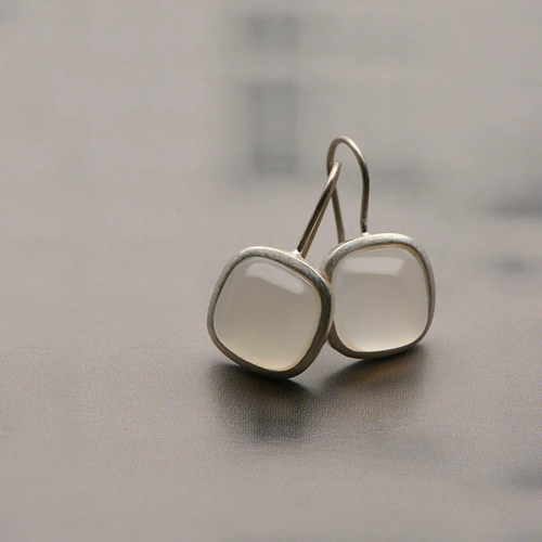 Pierre Laiteuse | Boucles d'oreilles avec pierre claire carrée – Vue 01