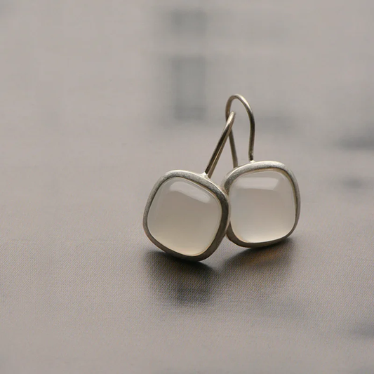 Pierre Laiteuse | Boucles d'oreilles avec pierre claire carrée – Vue 01