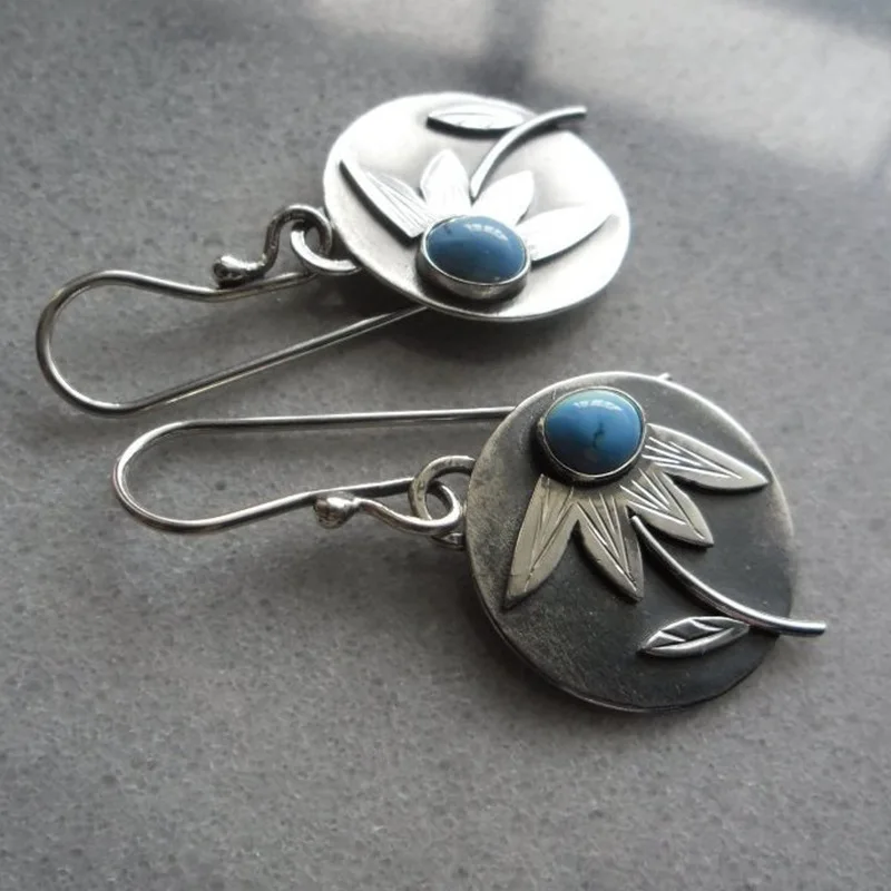 Disque Feuille | Boucles d'oreilles rondes avec feuille et pierre bleue – Vue 01