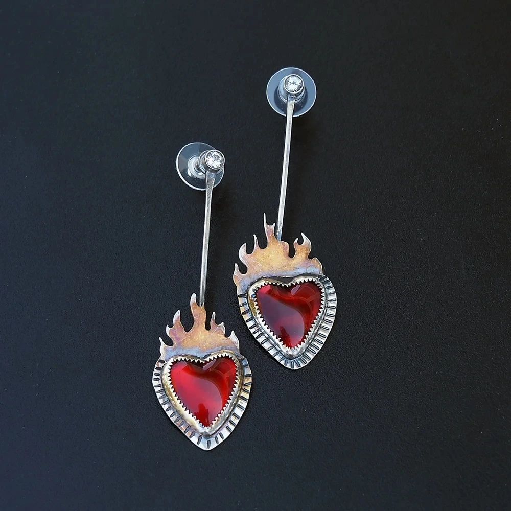 Cœur de Flamme | Boucles d'oreilles argentées avec cœur rouge – Vue 01