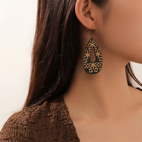 Goutte Sombre | Grandes boucles d'oreilles gouttes à motif découpé – Vue 01