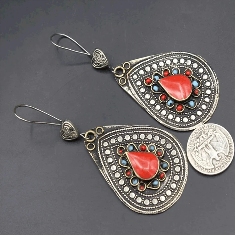 Pierre Rouge | Boucles d'oreilles gouttes argentées avec pierre rouge – Vue 01