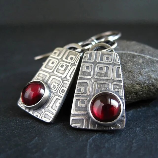 Empreinte Carrée | Boucles d'oreilles argentées avec pierre rouge – Vue 01