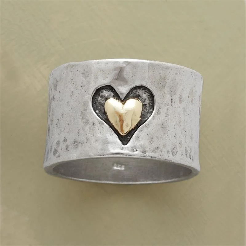 Bague large argentée avec un petit cœur doré