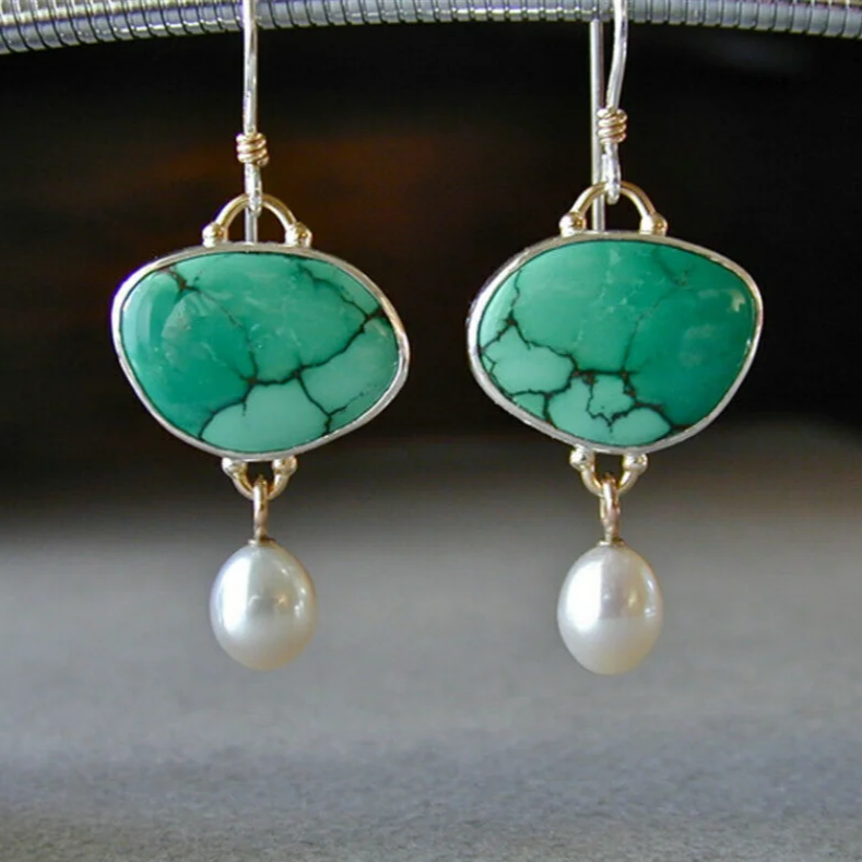 Ovale Résille | Boucles d'oreilles argentées avec pierre turquoise et goutte blanche – Vue 01