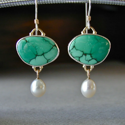 Ovale Résille | Boucles d'oreilles argentées avec pierre turquoise et goutte blanche – Vue 01