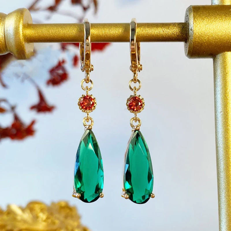 Poire Verte | Boucles d'oreilles dorées avec pierres gouttes vertes – Vue 01