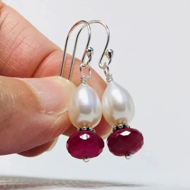 Cascade Rouge | Boucles d'oreilles argentées avec détail ovale blanc et pierre rouge – Vue 01