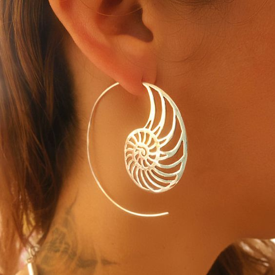 Coquille Spirale | Boucles d'oreilles argentées en forme de spirale – Vue 01
