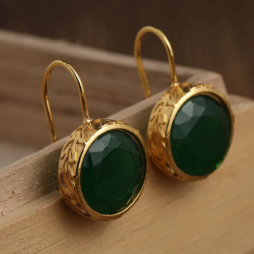 Rond Vert | Boucles d'oreilles dorées avec pierre verte ronde – Vue 01