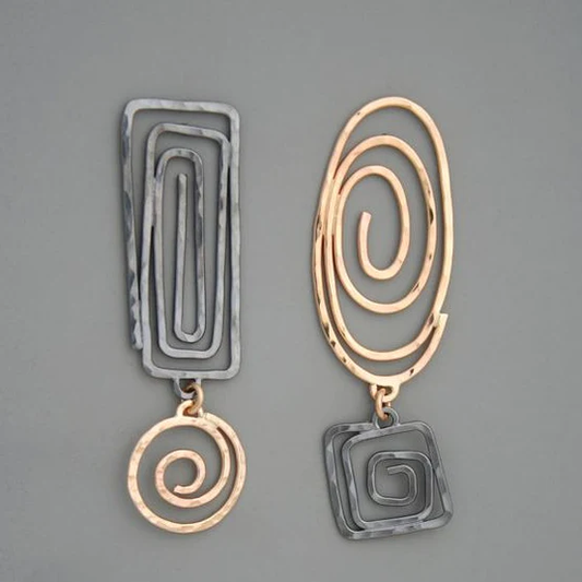 Carré Spirale | Boucles d'oreilles à motif de spirale en deux tons de métal – Vue 01
