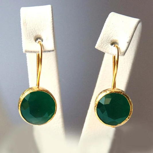 Disque Vert | Boucles d'oreilles dorées avec pierre verte ronde – Vue 01