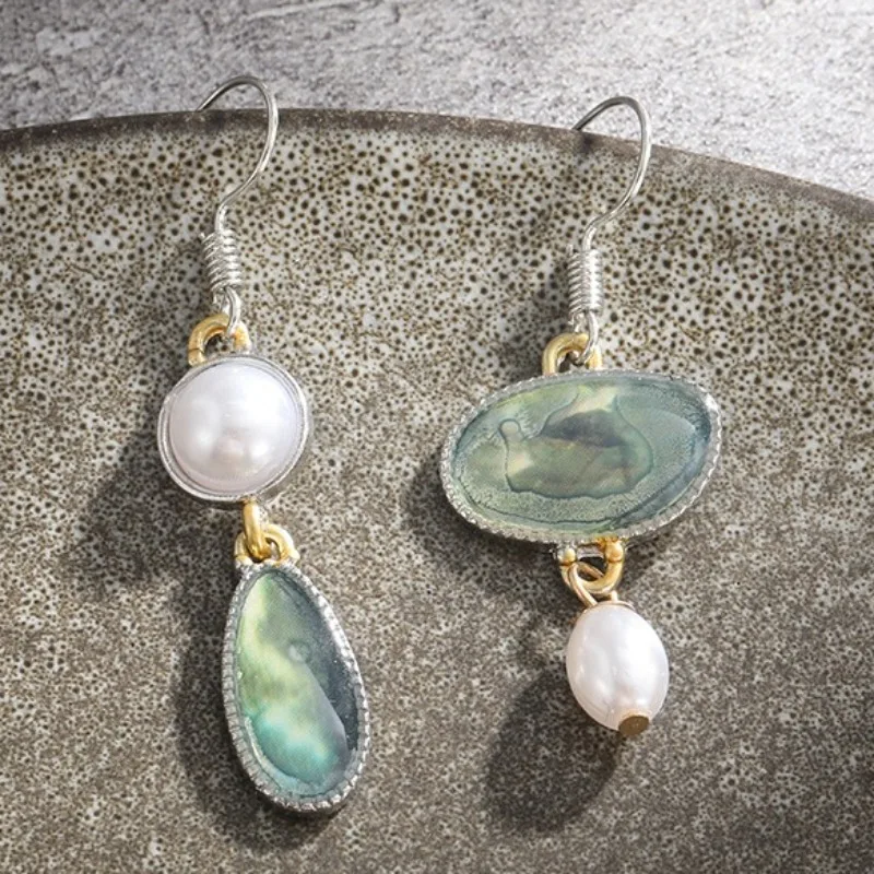 Miroir Marin | Boucles d'oreilles asymétriques avec détails blancs et pierres vertes – Vue 01