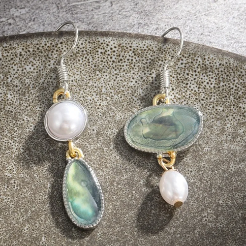 Miroir Marin | Boucles d'oreilles asymétriques avec détails blancs et pierres vertes – Vue 01