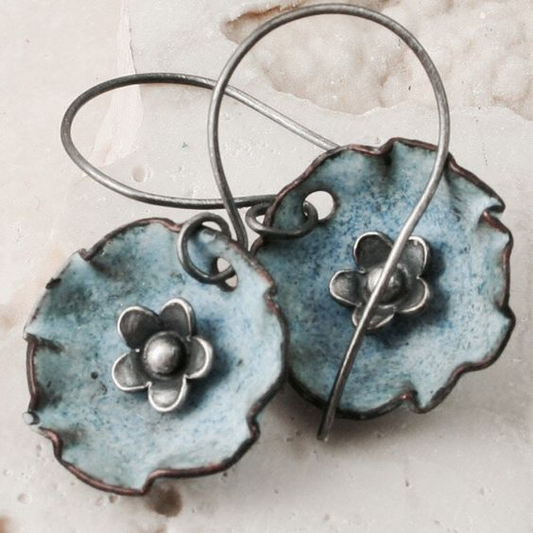 Nénuphar | Boucles d'oreilles rondes avec émail bleu clair et fleur – Vue 01
