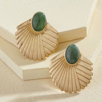 Feuille Éventail | Boucles d'oreilles dorées avec pierre verte – Vue 01