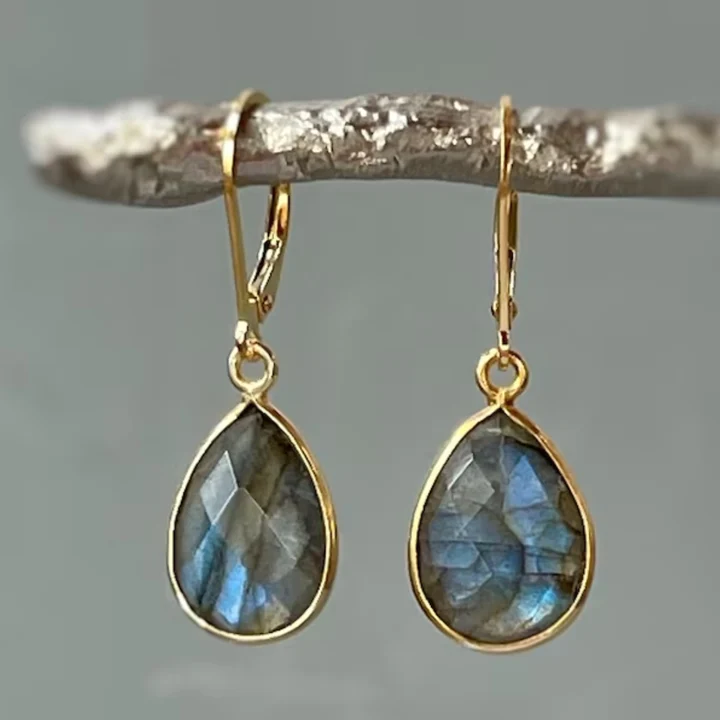 Bleu Gris | Boucles d'oreilles dorées avec pierre bleu-gris – Vue 01