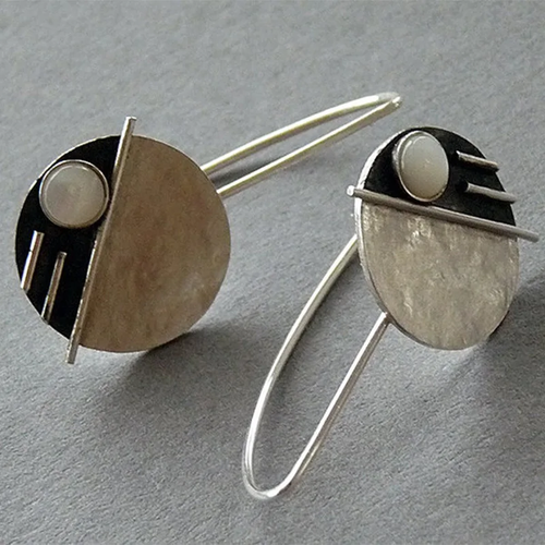 Disque d'Ombre | Boucles d'oreilles argentées de forme géométrique – Vue 01