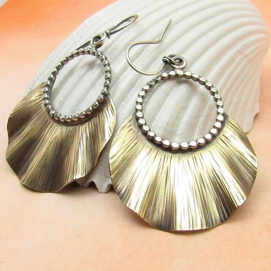 Éventail Doré | Grandes boucles d'oreilles avec arc et éventail dorés – Vue 01