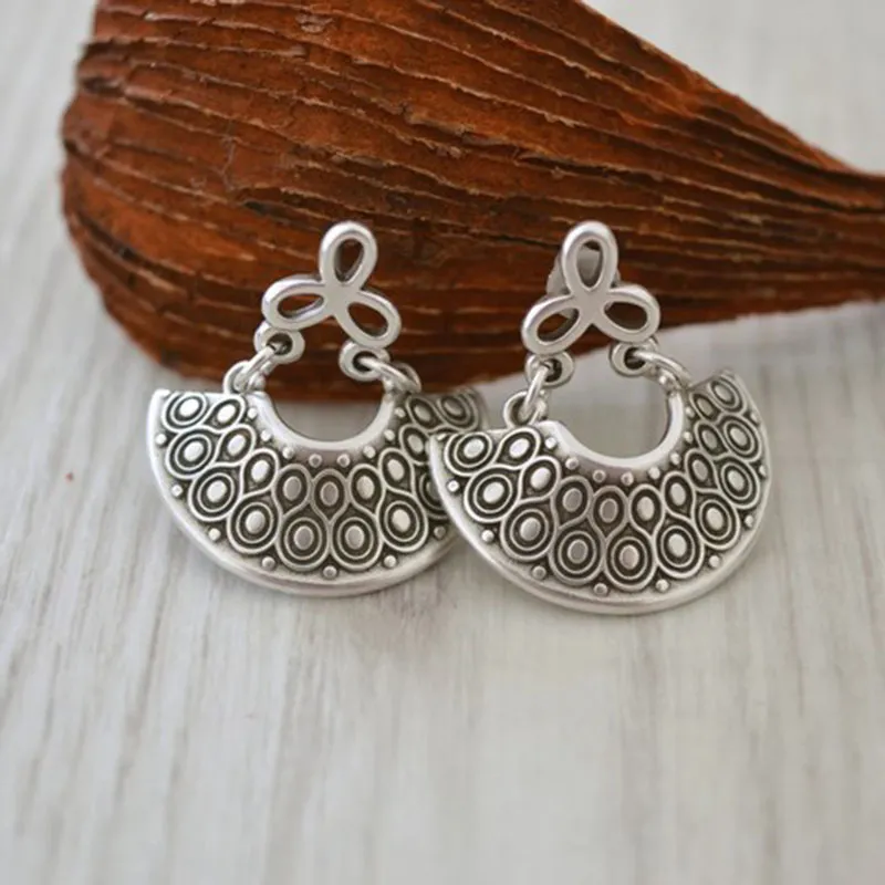 Croissant de Lune | Boucles d'oreilles argentées à motif de cercles – Vue 01
