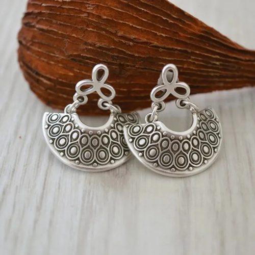 Croissant de Lune | Boucles d'oreilles argentées à motif de cercles – Vue 01