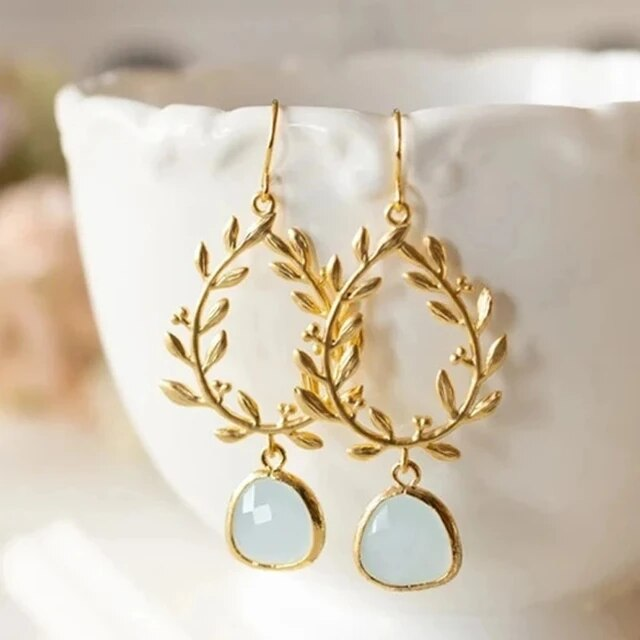 Couronne de Laurier | Boucles d'oreilles dorées avec pierre bleu clair – Vue 01