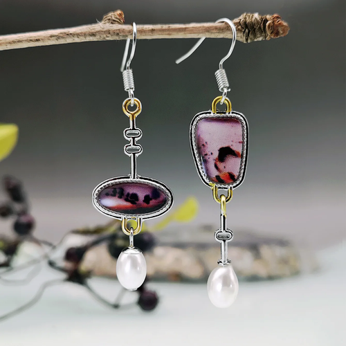 Pierre de Rose | Boucles d'oreilles asymétriques avec pierre à motifs et goutte blanche – Vue 01