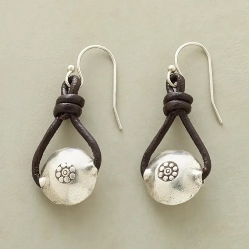 Fleur de Cordon | Boucles d'oreilles argentées à motif floral et cordon sombre – Vue 01