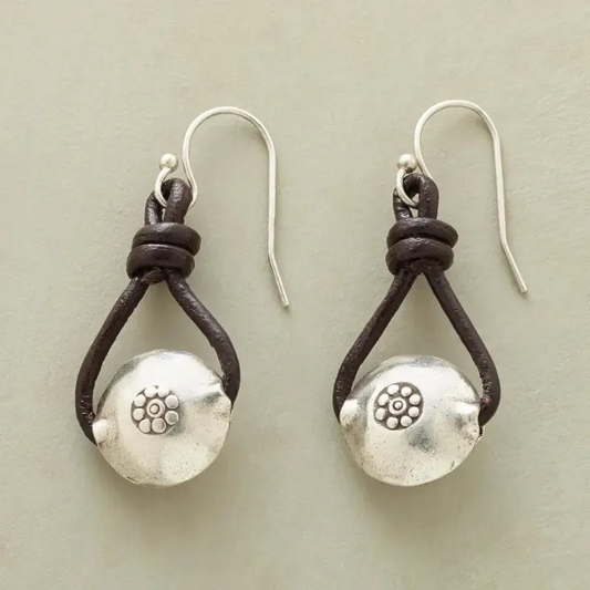 Fleur de Cordon | Boucles d'oreilles argentées à motif floral et cordon sombre – Vue 01