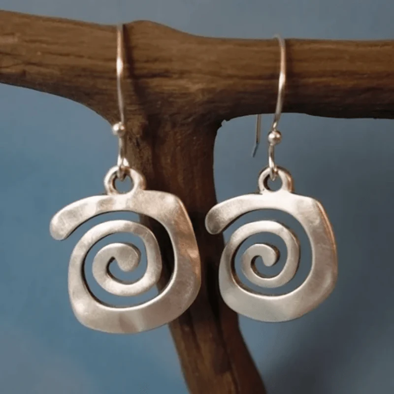 Labyrinthe | Boucles d'oreilles argentées à motif de spirale – Vue 01
