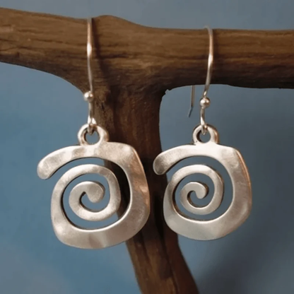 Labyrinthe | Boucles d'oreilles argentées à motif de spirale – Vue 01