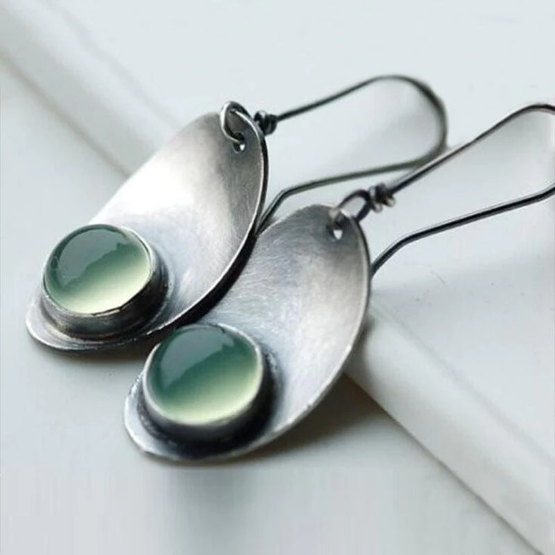 Disque Coupe | Boucles d'oreilles avec disque bombé et pierre vert clair – Vue 01