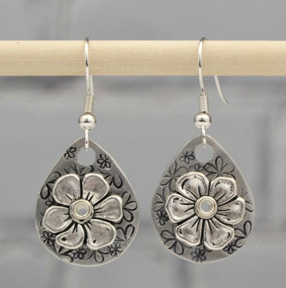 Goutte Fleurie | Boucles d'oreilles argentées à motif floral – Vue 01