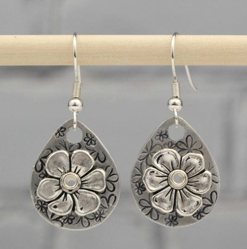 Goutte Fleurie | Boucles d'oreilles argentées à motif floral – Vue 01