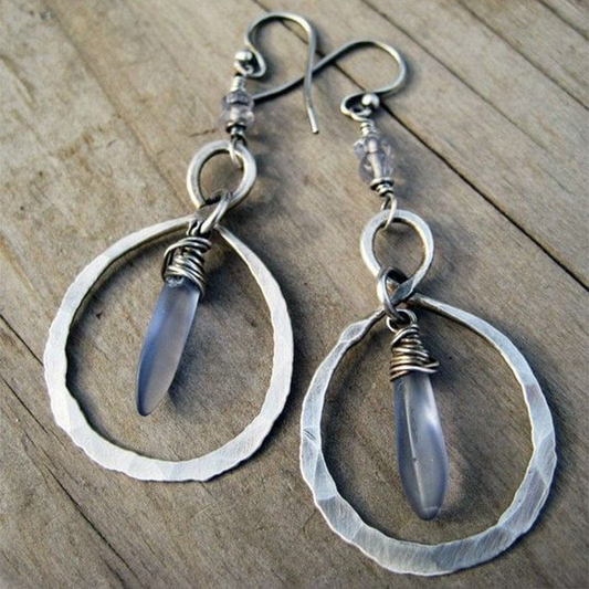 Pointe Grise | Boucles d'oreilles argentées avec anneau martelé et pierre grise – Vue 01