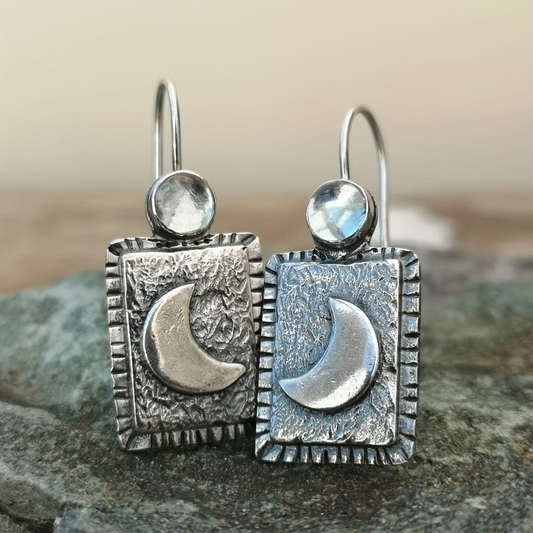 Champ Lunaire | Boucles d'oreilles argentées à motif de lune – Vue 01