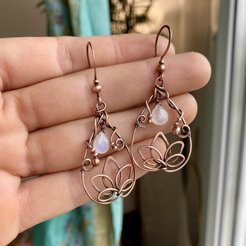 Fleur Rosée | Boucles d'oreilles en or rose avec fleur et pierre goutte claire – Vue 01