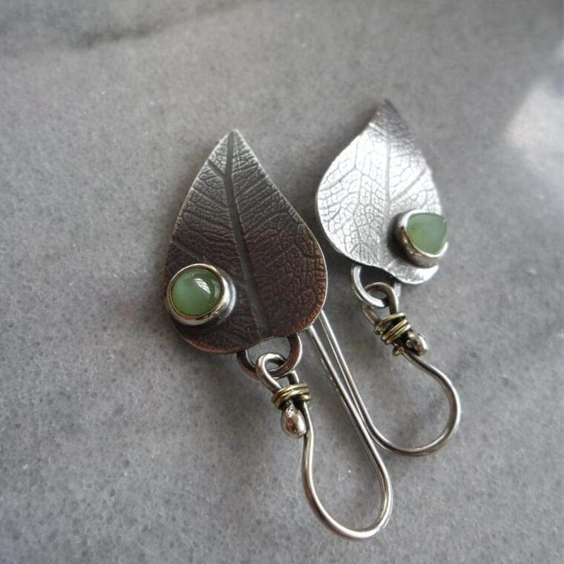 Chute de Feuilles | Boucles d'oreilles avec feuille en relief et pierre verte – Vue 01