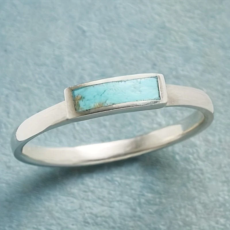 Barre Bleue | Bague fine argentée avec pierre bleu clair allongée – Vue 01