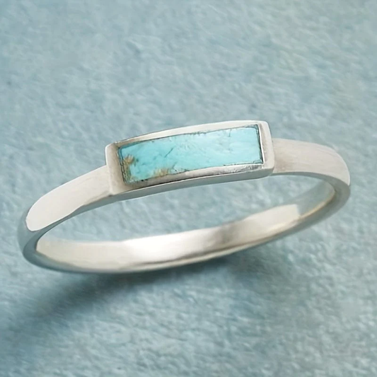 Barre Bleue | Bague fine argentée avec pierre bleu clair allongée – Vue 01