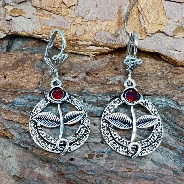 Couronne de Feuillage | Boucles d'oreilles rondes avec liane feuillue et pierre rouge – Vue 01