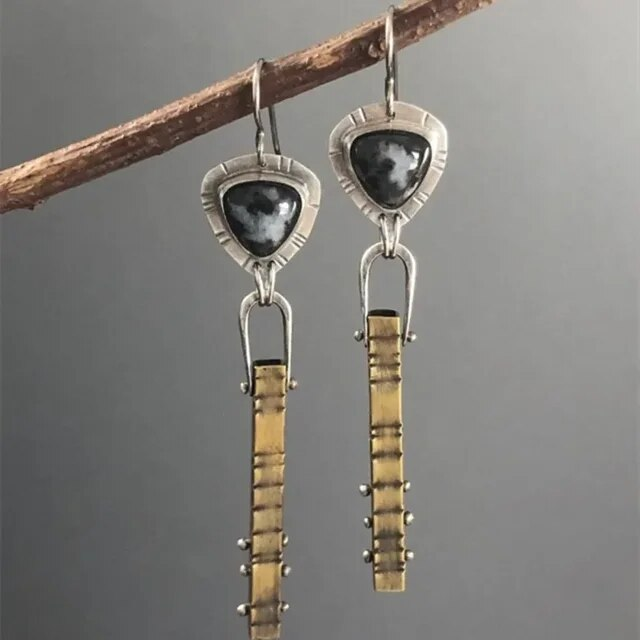 Cascade en Échelle | Boucles d'oreilles très longues avec pierres grises – Vue 01