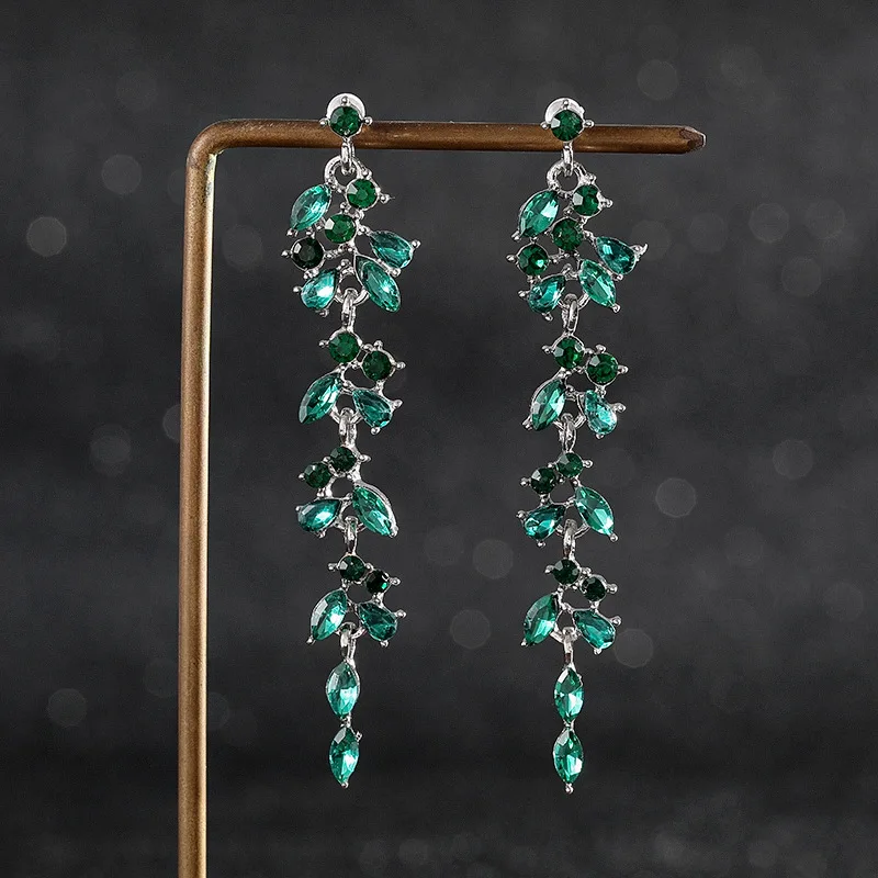 Liane Verte | Boucles d'oreilles argentées avec pierres vertes en liane – Vue 01
